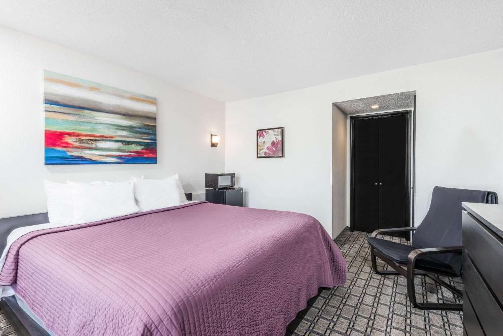 Queen Room - Non-Smoking interior